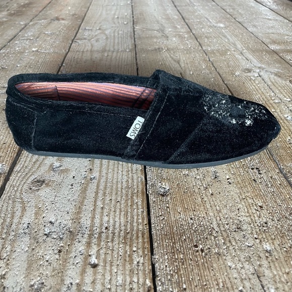 TOMS Black Velvet Skull Slip-On Flats 8.5 Limited Edition Goth Chic - Picture 3 of 11